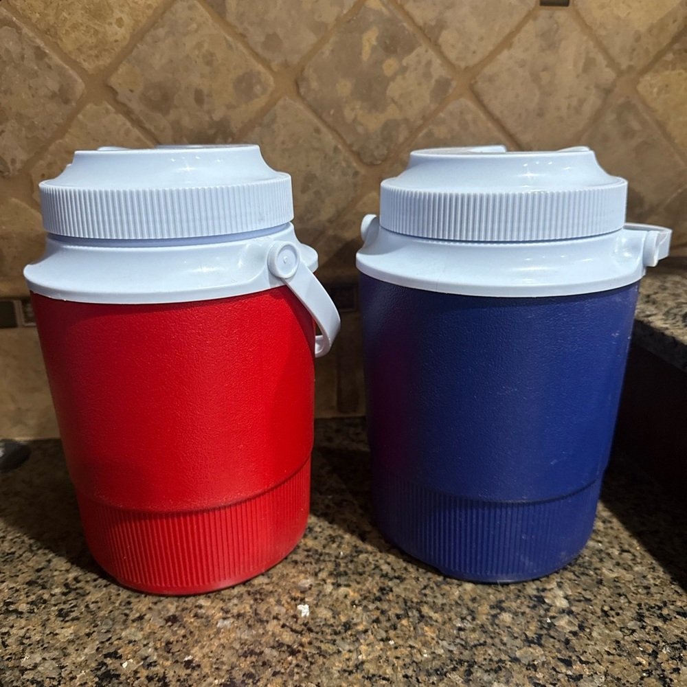 Rubbermaid water jug with straw and lid. Carry handle. Excellent condition. ❤️